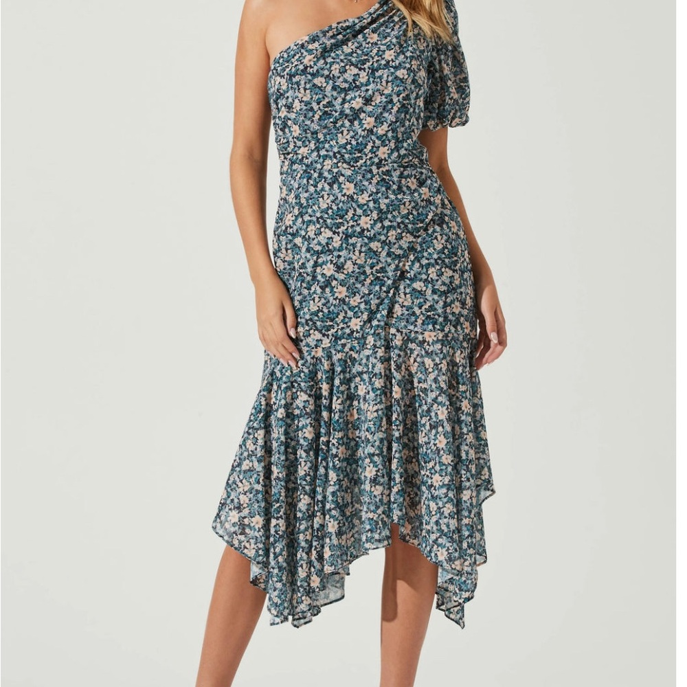 ASTR the label Floral One-Shoulder Dress